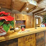 Des Roses Hotel