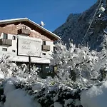 Des Roses Hotel