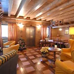Des Roses Hotel
