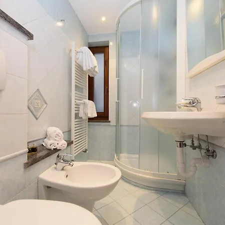 Des Roses Szálloda 3*